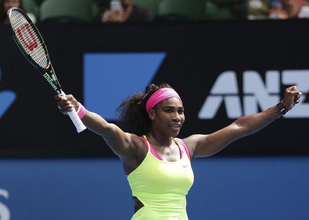 Světová jednička Serena Williamsová se raduje po vítězství nad Garbine Muguruzaovou ze Španělska.