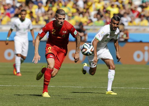 Belgický obránce Toby Alderweireld (vlevo) v souboji o míč s Rijádem Mahrizem z Alžírska.