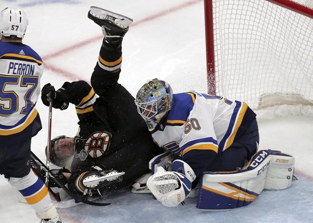 Ani Charlie McAvoy si na skvělého Jordana Binningtona v brance St. Louis nepřišel.