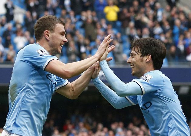 Útočník Manchesteru City Edin Džeko (vlevo) se raduje s Davidem Silvou z branky.