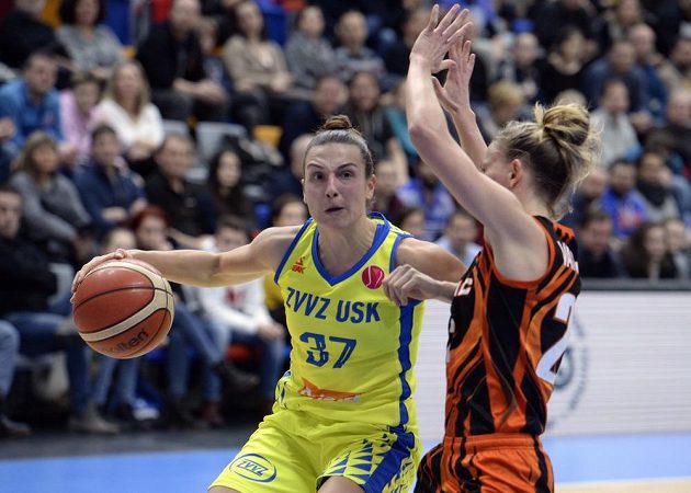 Basketbalistka Teja Oblaková z USK Praha se snaží prosadit v utkání Evropské ligy přes bránící Courtney Vanderslootovou z Jekatěrinburgu.