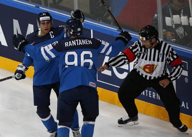 Rychlé finské vedení. Valtteri Filppula (vlevo) se raduje z gólu v síti českých hokejistů v utkání mistrovství světa. Gratulovat mu přijíždí spoluhráč Mikko Rantanen.