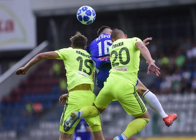 Marek Hanousek z Karviné, Martin Nešpor z Olomouce a Matúš Čonka z Karviné během utkání nejvyšší soutěže.