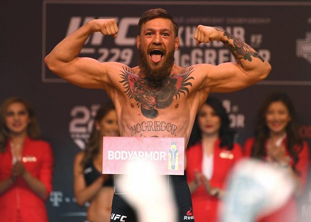Irský MMA zápasník Connor McGregor při vážení před duelem s Dagestáncem Khabibaem Nurmagomedovem.