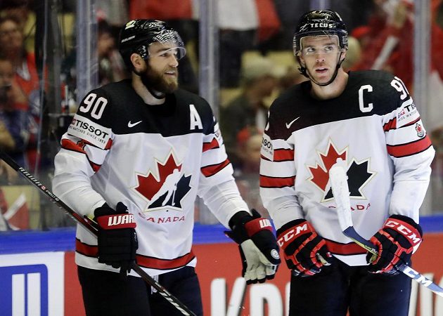 Kanadští hokejisté Connor McDavid (vlevo) a Ryan O´Reilly po vstřelené brance proti Norsku.