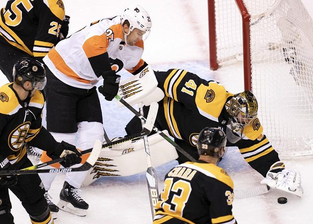 Brankář Bostonu Bruins Jaroslav Halák (41) kryje puk během utkání s Philadelphií Flyers.