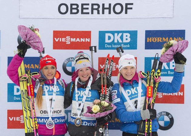 Tři nejlepší závodnice ze sobotní stíhačky: (zleva) stříbrná Gabriela Koukalová, vítězka Marie Dorinová-Habertová z Francie a v cíli třetí Finka Kaisa Mäkäräinenová.