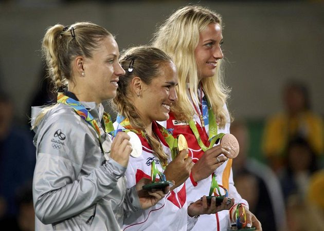 Medailový ceremoniál nejlepších singlistek: (zleva) stříbrná Němka Angelique Kerberová, vítězka Mónica Puigová z Portorika a bronzová Petra Kvitová.