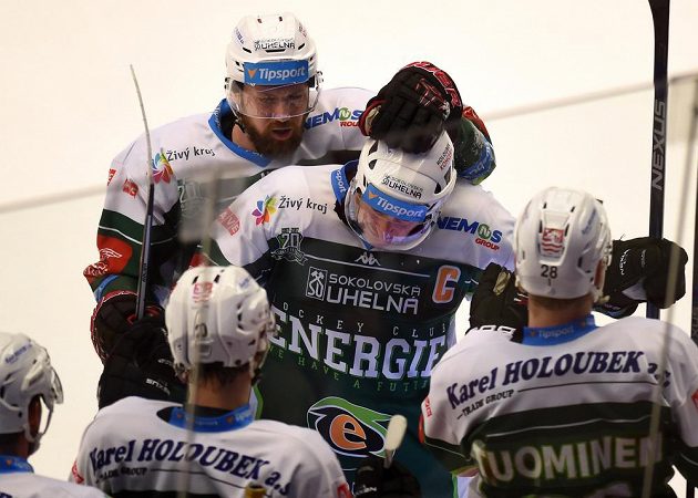 Hokejisté Karlových Varů se v Třinci radují z vyrovnávacího gólu, který dal Václav Skuhravý (druhý zprava).