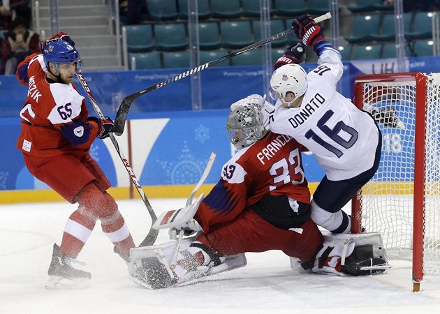 Velkou bitvu přinesl úvodní čtvrtfinálový duel mezi českými hokejisty a USA. Na snímku Ryan Donato padá po zákroku Vojtěcha Mozíka (vlevo) do branky Pavla Francouze.