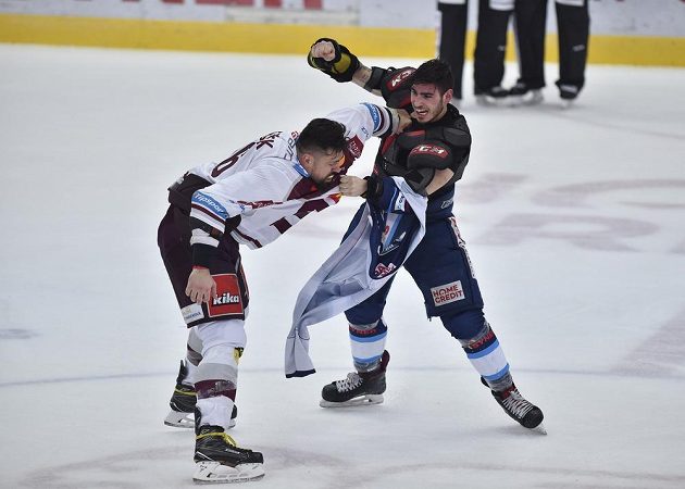 Dominik Lakatoš z Liberce a Richard Jarůšek (vlevo) ze Sparty v bitce ve druhém utkání předkola play off.