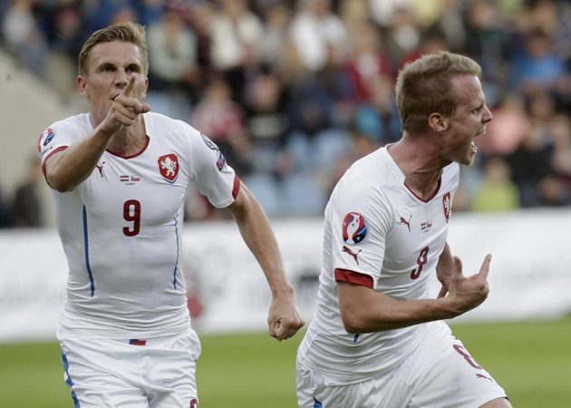 Zleva Bořek Dočkal a David Limberský oslavují trefu plzeňského obránce v Rize.