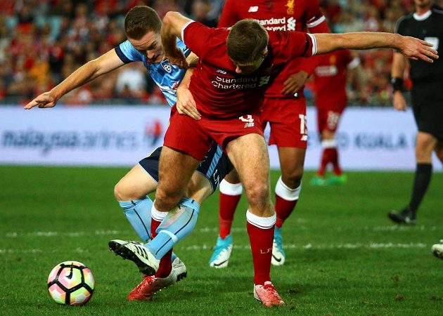Liverpoolský Steven Gerrard (vpředu) v souboji se sydneyským Brandonem O'Neillem.