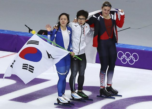 Vítězky rychlobraslařského závodu na 500 metrů, zleva stříbrná Korejka Sang-hwa I, japonská vítězka Nao Kodairová a bronzová Karolína Erbanová z České republiky.