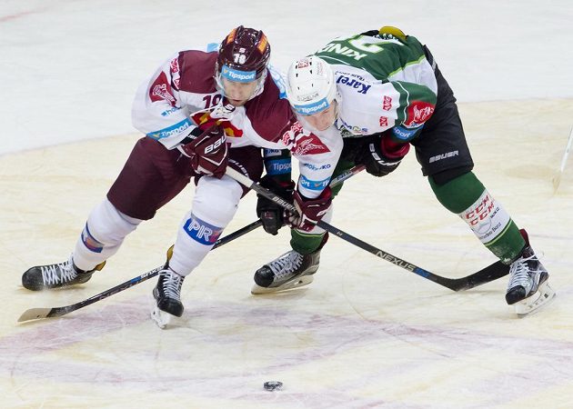 Útočník Sparty Andrej Kudrna (vlevo) se přetahuje z forvardem Karlových Varů Denisem Kindlem.
