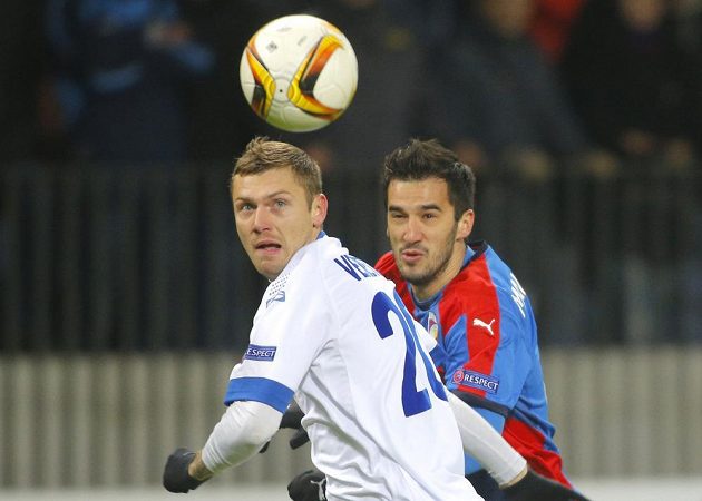 Fotbalista Dinama Minsk Oleg Veretilo (vlevo) a plzeňský Aidin Mahmutovič v souboji o míč.