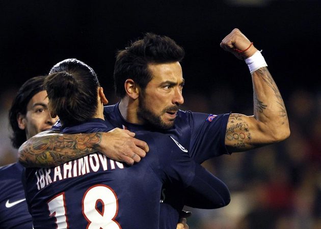 Ezequiel Lavezzi z Paris Saint-Germain (vpravo) se raduje se Zlatanem Ibrahimovicem z gólu do sítě Valencie.