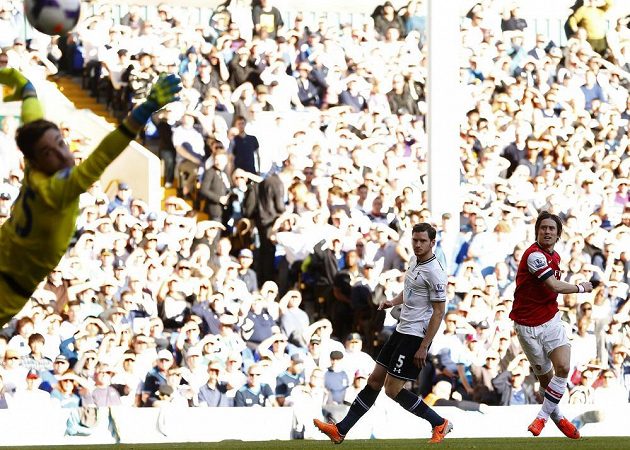 Fotbalista Arsenalu Tomáš Rosický (vpravo) střílí gól za záda brankáře Tottenhamu Hugo Llorise.