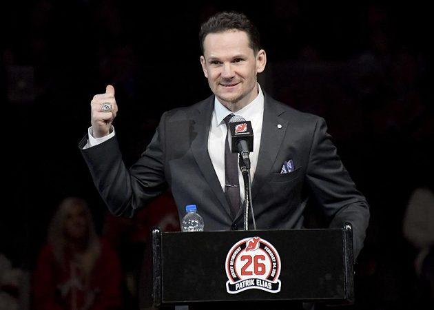 Úsměvy střídaly slzy. Bývalý útočník New Jersey Devils Patrik Eliáš během slavnostního ceremoniálu v hale Devils, kde byl vyvěšen dres českého útočníka pod strop haly.