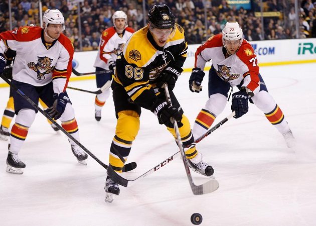 Bostonský útočník David Pastrňák (vpředu) zaznamenal proti Floridě gól a asistenci.