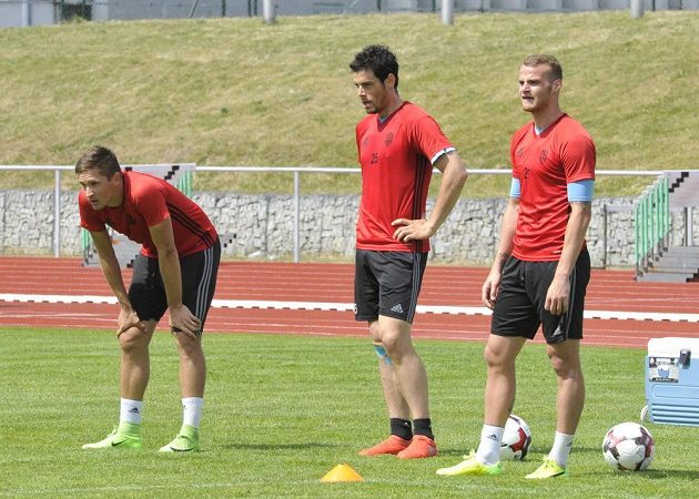Fotbalisté Mladé Boleslavi zahájili přípravu na sezónu. Na snímku jsou zleva Lukáš Železník, Jakub Rada a Lukáš Pauschek.