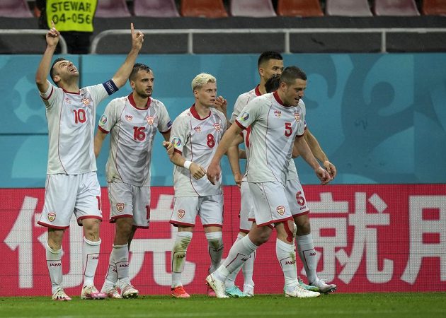 Historická chvíle. Fotbalisté Severní Makedonie slaví první gól své země na EURO, postaral se o něj Goran Panděv (vlevo).
