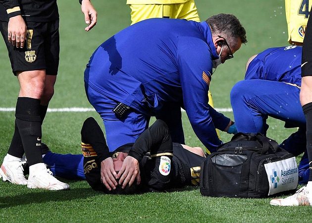 Barcelonský špílmachr Lionel Messi je ošetřován po ošklivém zákroku jednoho ze soupeřů v ligovém utkání s Villarrealem.