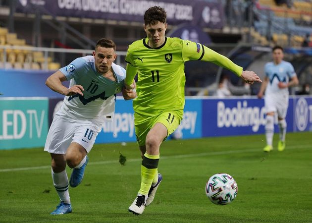 Ladislav Krejčí (vpravo) si kryje míč před Timim Maxem Elšnikem ze Slovinska.