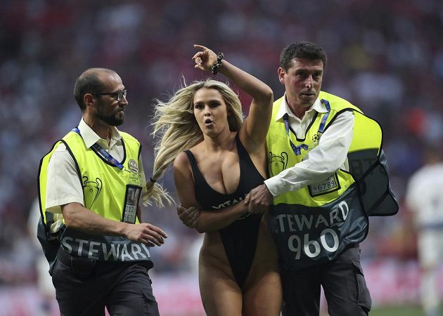 Finále fotbalové Ligy mistrů v Madridu narušila kráska v plavkách, když během utkání vběhla na trávník a museli ji zkrotit strážci pořádku.