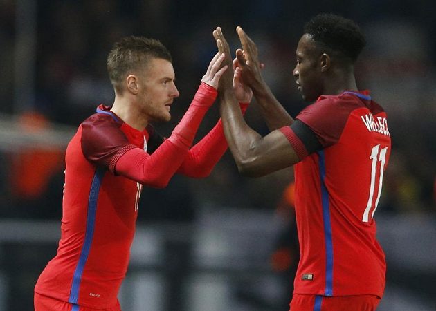 Jamie Vardy (vlevo), kanonýr Premier League z Leicesteru, střídá Dannyho Welbecka.