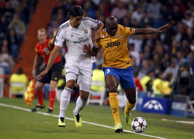 Sami Khedira z Realu Madrid (vlevo) bojuje o míč s Angelem Ogbonnou z Juventusu.