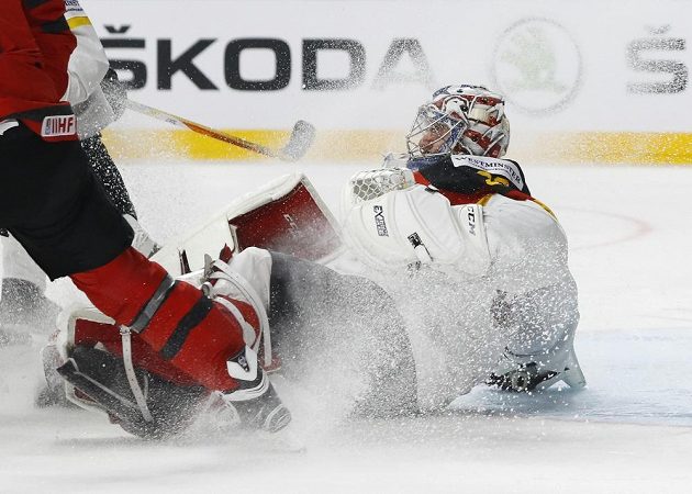 Německý brankář Philipp Grubauer dostal ledovou sprchu během čtvrtfinále mistrovství světa s Kanadou.