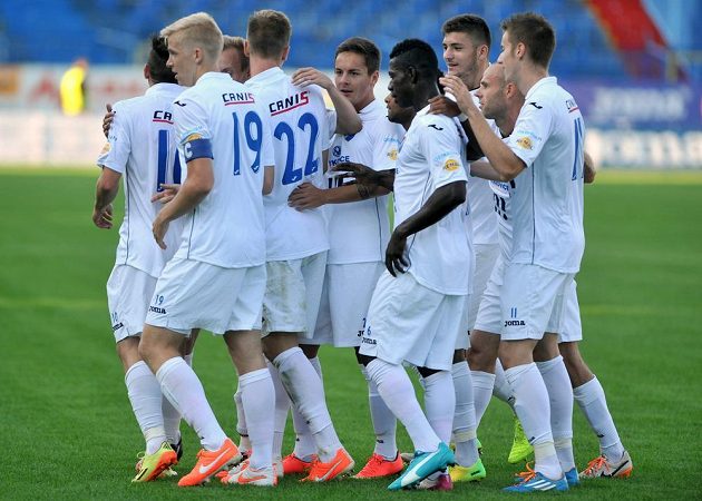 Fotbalisté Baníku Ostrava slaví gól proti Brnu, který si do vlastní sítě nešťastně vstřelil obránce Zbrojovky Jakub Jugas (není na snímku).