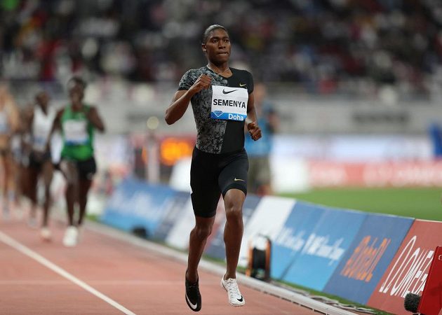 Dvojnásobná olympijská vítězka Caster Semenyaová na úvodním mítinku Diamantové ligy v Dauhá vyhrála poslední osmistovku před zavedením pravidla, které jí znemožní závodit na tratích do míle, pokud se nepodrobí léčbě na snížení hladiny mužských hormonů.