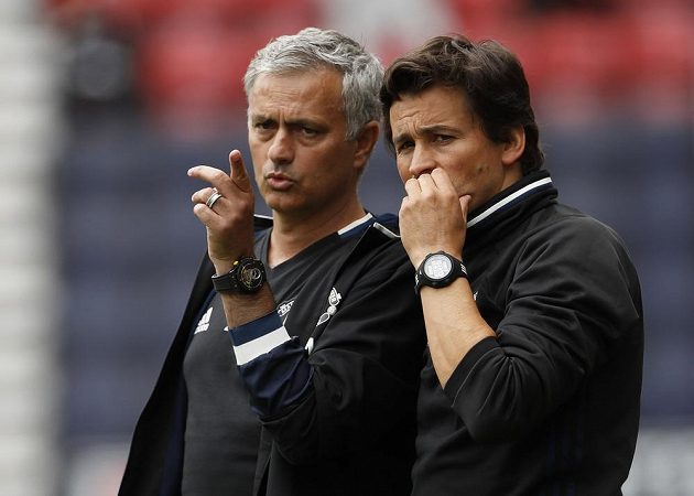 Kouč Manchesteru United José Mourinho (vlevo) a jeho asistent Rui Faria při utkání ve Wiganu.