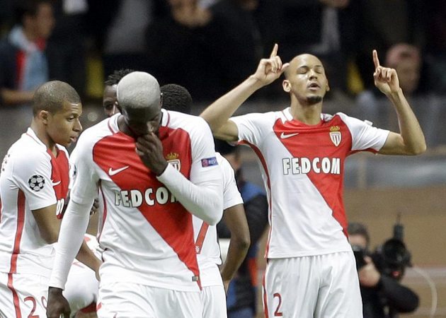 Fotbalisté Monaka se radují z druhého gólu do sítě Manchesteru City, který vstřelil Fabinho (vpravo).