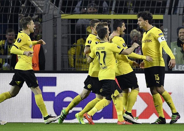 Stoper Dortmundu Mats Hummels (vpravo) a jeho spoluhráči slaví vyrovnávací gól v úvodním zápase čtvrtfinále Evropské ligy proti Liverpoolu.