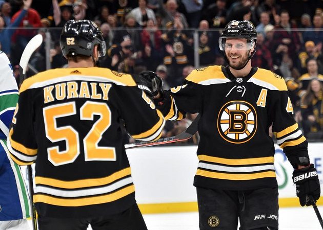 Český útočník David Krejčí vstřelil v dresu Bostonu další gól, gratulovat mu spěchá spoluhráč Sean Kuraly (52).