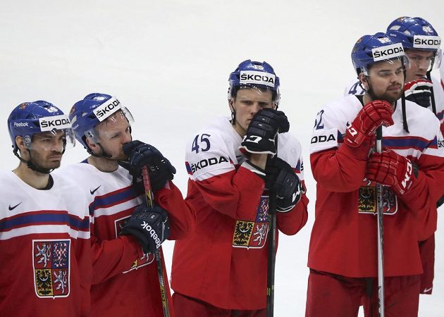 Smutní hokejisté české reprezentace po vyřazení ve čtvrtfinále mistrovství světa.