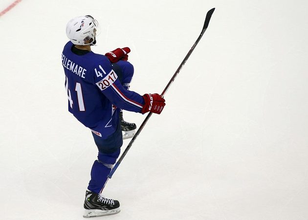 Francouzský útočník Pierre-Edouard Bellemare se raduje z proměněného samostatného nájezdu proti Kanadě.