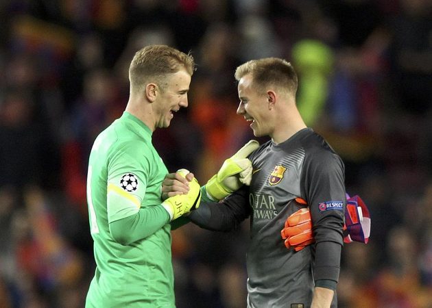 Brankář Barcelony Marc-André ter Stegen (vpravo) i strážce svatyně Manchesteru City Joe Hart patřili k hrdinům zápasu.