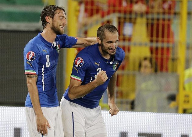 Italský obránce Giorgio Chiellini se raduje ze svého gólu v kvalifikačním duelu proti Ázerbájdžánu. Vlevo je jeho spoluhráč Claudio Marchisio.
