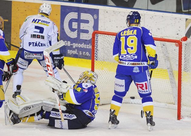 Zlínský brankář Petr Hromada inkasuje gól v utkání s Brnem. Vlevo obránce Komety František Ptáček, vpravo je útočník Beranů Petr Leška.