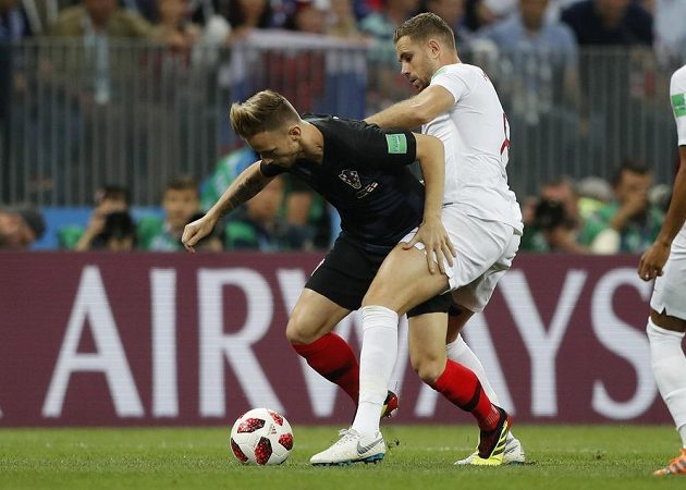 Chorvatský fotbalista Ivan Rakitič (vlevo) v souboji s Angličanem Jordanem Hendersonem.
