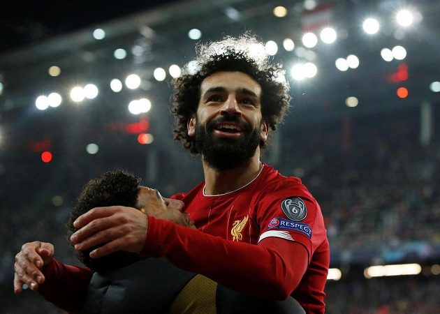 Kanonýr Liverpoolu Mohamed Salah se raduje poté, co v duelu Ligy mistrů v Salcburku vstřelil druhý gól svého týmu.