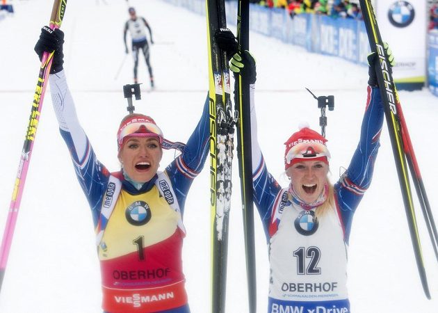 Skvělé Češky! Vítězka závodu s hromadným startem Gabriela Koukalová (vlevo) a v cíli třetí Eva Puskarčíková.
