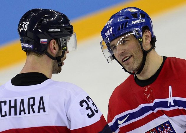 Český útočník Jaromír Jágr (vpravo) a obránce Slovenska Zdeno Chára se zdraví na konci zápasu.