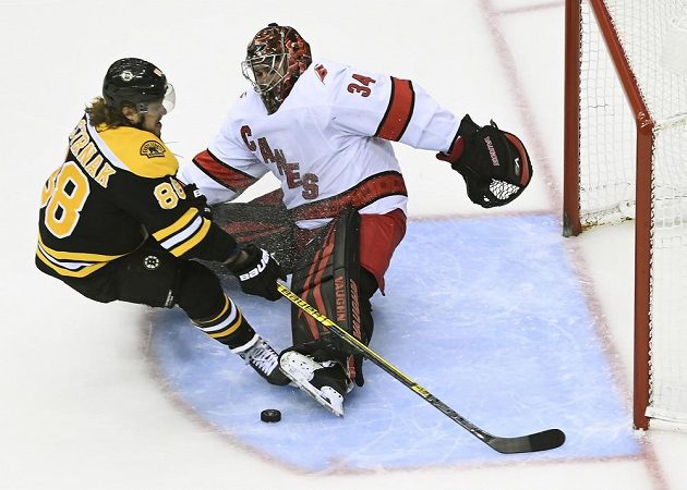 V tomto souboji krajanů byl brankář Caroliny Petr Mrázek úspěšnější, nakonec se ale z výhry a postupu do 2. kola play off NHL radoval David Pastrňák a Boston.
