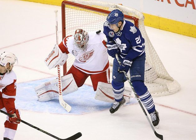 Český brankář Detroitu Red Wings Petr Mrázek (34) zasahuje proti jedné ze střel v zápase proti Torontu Maple Leafs.