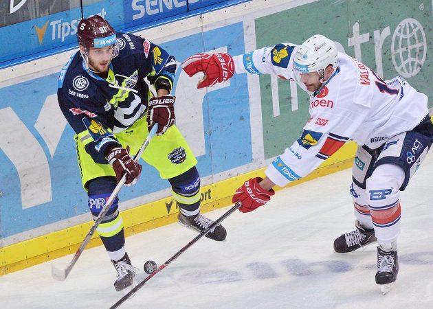 Sparťanský útočník Martin Procházka (vlevo) a chomutovský obránce Juraj Valach v zápase 38. kola hokejové Tipsport extraligy.